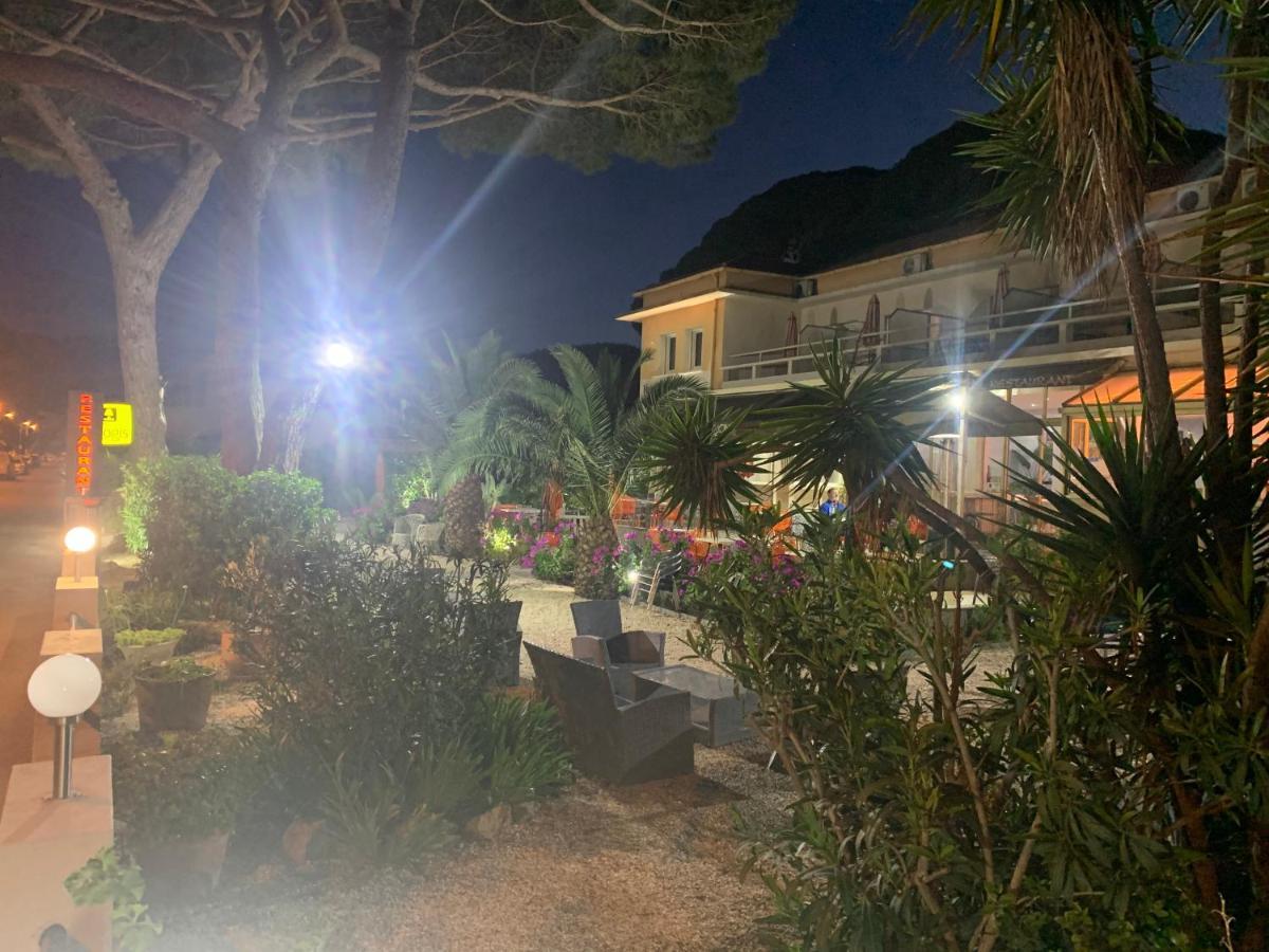 Logis Hotel Restaurant Le Kalliste Hyères Екстериор снимка