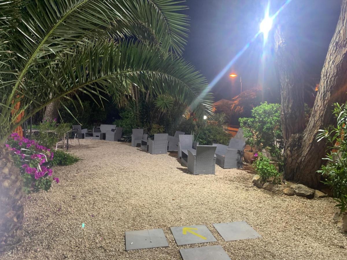 Logis Hotel Restaurant Le Kalliste Hyères Екстериор снимка