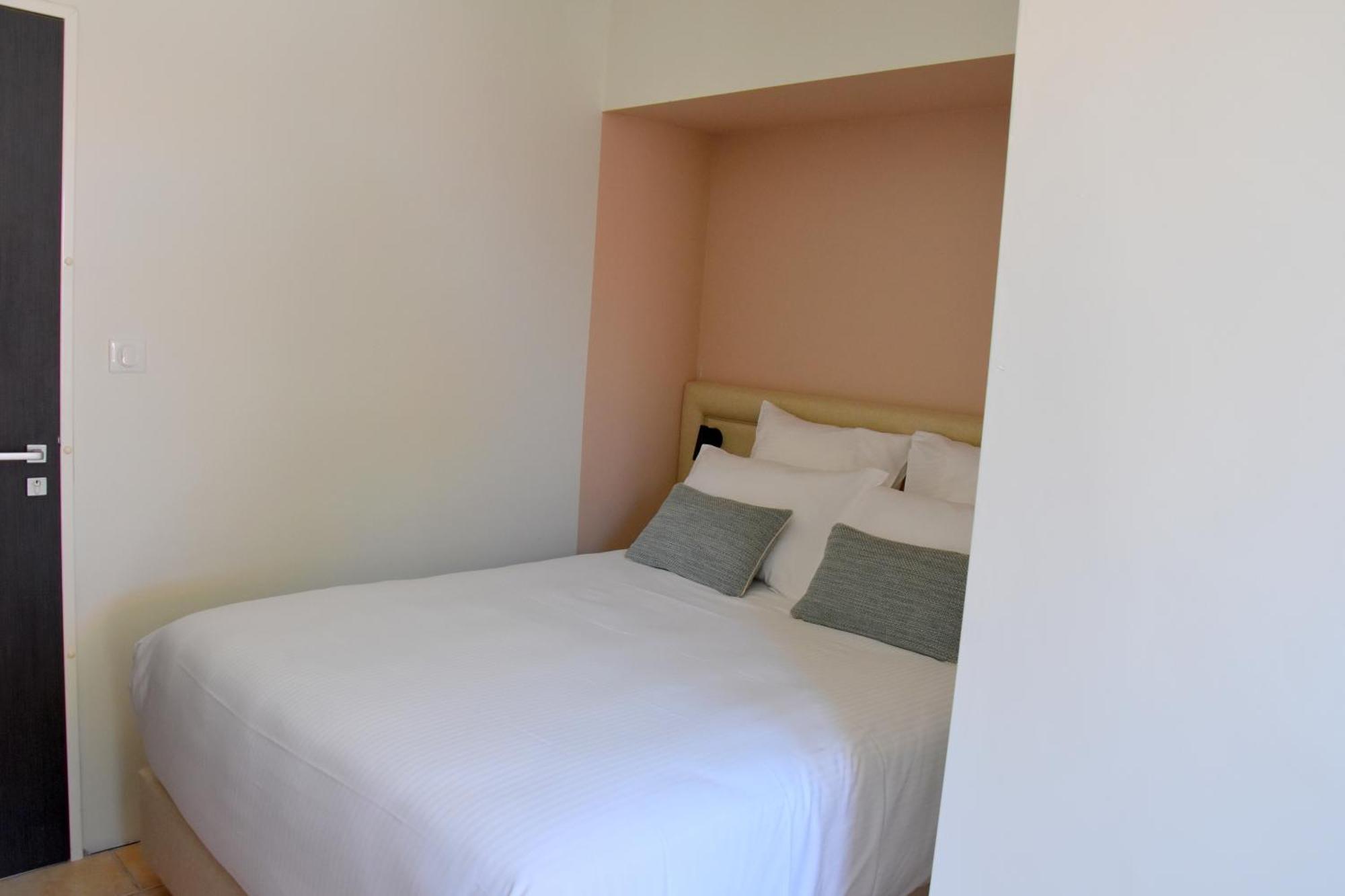 Logis Hotel Restaurant Le Kalliste Hyères Екстериор снимка