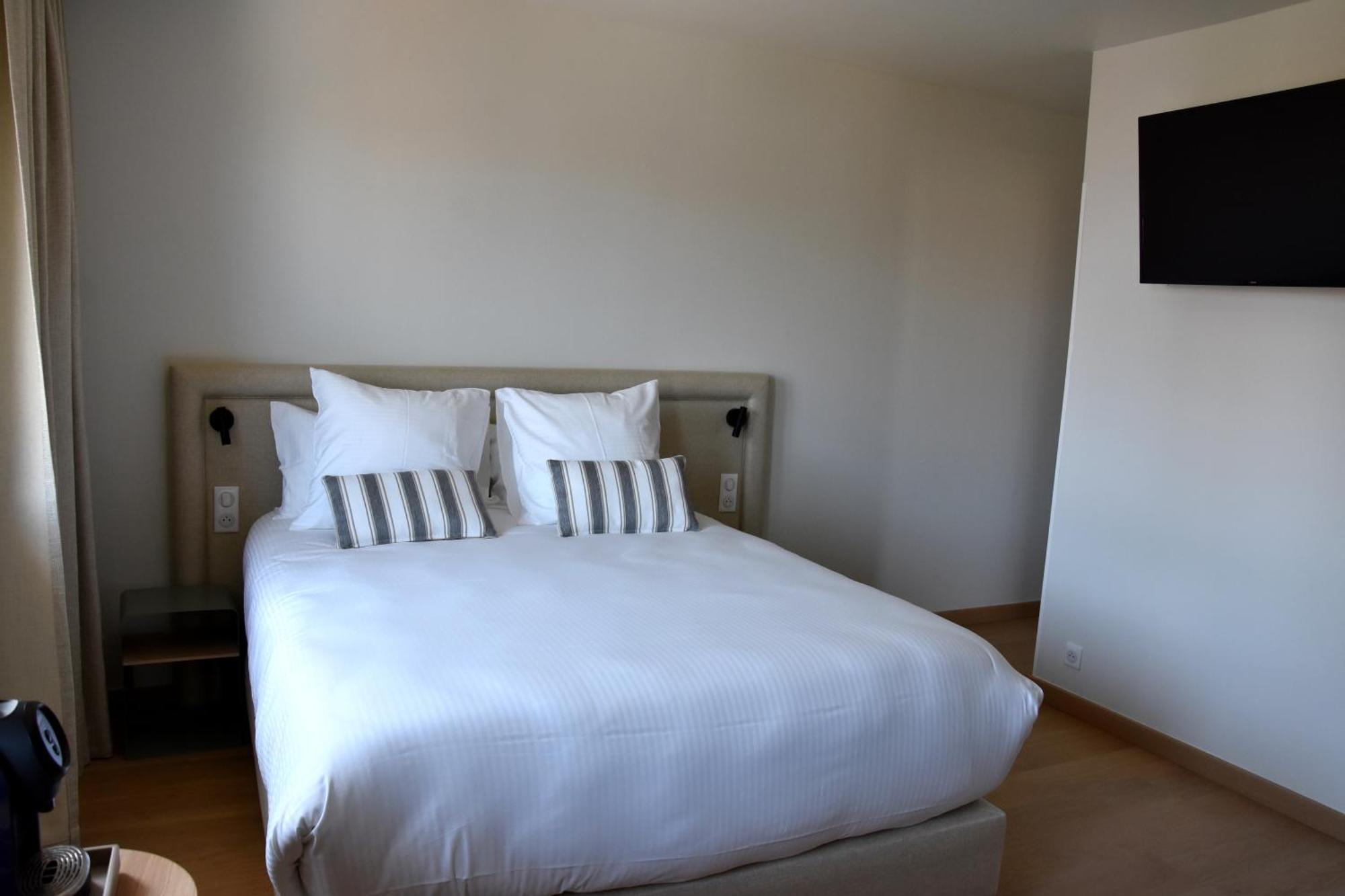 Logis Hotel Restaurant Le Kalliste Hyères Екстериор снимка